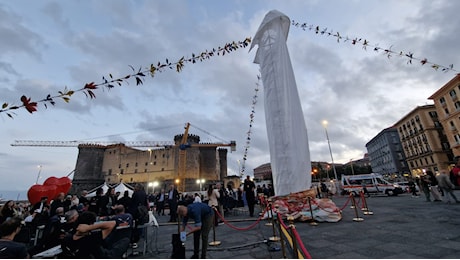 A Roccella non piace la statua di Pesce a Napoli: Esalta il fallo, cancella il materno