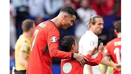 Ronaldo si fa un selfie con un bambino e Turchia-Portogallo diventa un incubo: invasioni ovunque