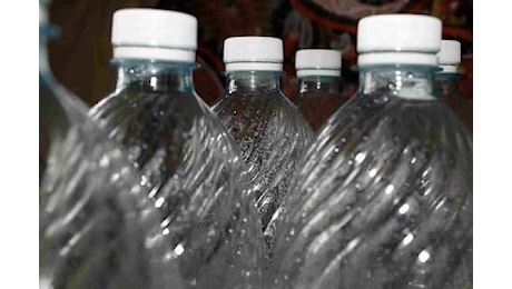 Le bottiglie dall'1 gennaio 2025 devono contenere il 25% di plastica riciclata: la nuova norma Ue