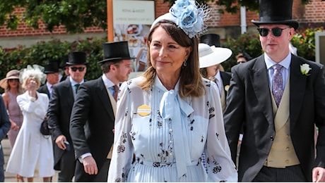 A Royal Ascot c'è anche Carole Middleton, con un abito che sembra preso dal guardaroba della figlia Kate (e tutti gli altri look del secondo giorno)