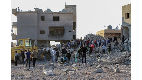 A Beirut cadono palazzi, a Baalbek strage di paramedici