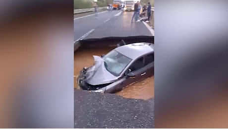 Maltempo in Calabria, si apre una voragine sulla statale 280 e inghiotte un'auto