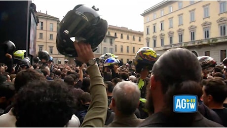 Caschi al cielo e corteo in moto: le immagini del funerale di Luca Salvadori