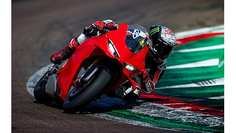 Ducati, sorpresa al WDW: ecco la Panigale V4 2025, pronta per la Race of Champions