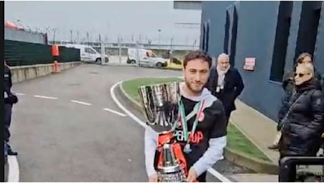 VIDEO MN - L'arrivo del Milan con la Supercoppa. Leao: Cambiamento con Conceiçao. Calabria: Spinta in più per fare bene