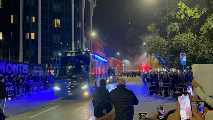 VIDEO IN – Inter-Barcellona, l’arrivo del pullman tra i tifosi: San Siro è una bolgia! - Inter-News VIDEO IN – Inter-Barcellona, l’arrivo del pullman tra i tifosi: San Siro è una bolgia! - Inter-News