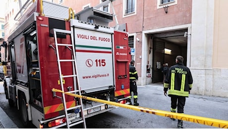 Roma, crolla ascensore in un palazzo a Fontana di Trevi: un morto e due feriti, uno ha 16 anni. La vittima è un operaio