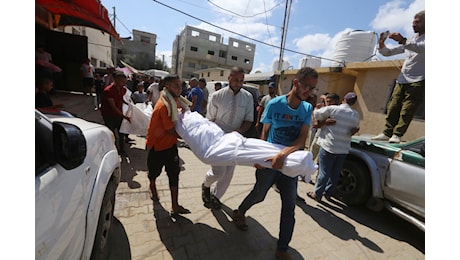 Raid su una casa, una tenda e una scuola: 29 uccisi a Gaza