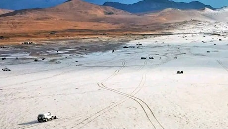 Tempesta di grandine e piogge torrenziali nel deserto in Arabia Saudita, le immagini virali