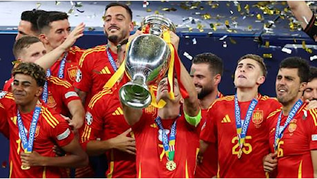 Capitan Morata a colloquio col Re: alza il trofeo dell'Europeo davanti a Re Felipe