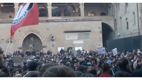 Bologna, follia al corteo antifascista: picchiato un passante. Poi giù botte alla polizia