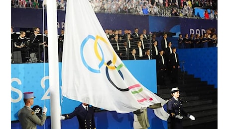 Olimpiadi Parigi 2024, che errore alla cerimonia: bandiera issata al contrario