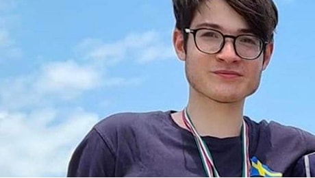 Compagni di scuola e canottaggio ricordano Simeon, morto in moto a 18 anni. “Eri un pezzo di futuro”