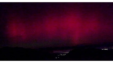 Spettacolare aurora boreale nei cieli italiani, così il cielo si è tinto di rosa: le immagini e il time-lapse dal Monte Grappa