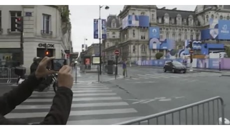 IL VIDEO. Parigi 2024, i turisti si godono la capitale deserta... e blindata