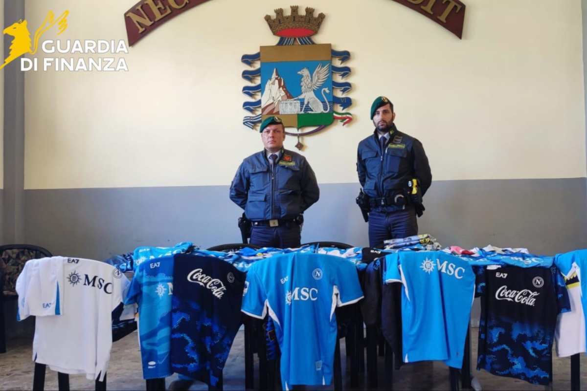 Sequestrati dalla Guardia di Finanza 20mila articoli contraffatti con il marchio SSC Napoli: la notizia