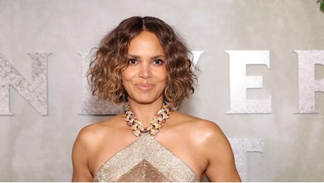 Halle Berry: «Smettiamola di voler sembrare eterne 30enni, ci stiamo trasformando in mostri»