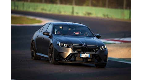 Nuovo BMW M5, prova della formidabile berlina in pista a Monza