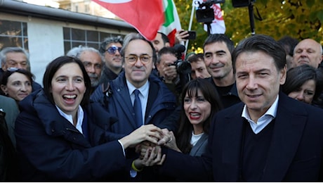 I leader del centrosinistra in Umbria per Proietti: foto di gruppo e comizio. “Unità” grida la folla