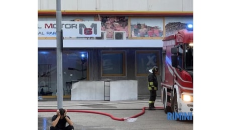 Violento incendio in un capannone del Gros Rimini, ingenti i danni