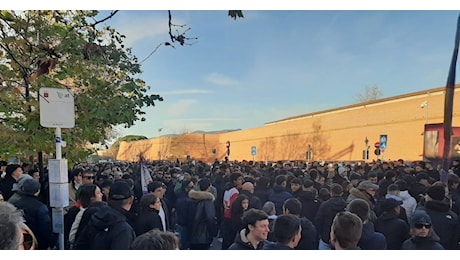 FOTO VN – La Fiesole si raduna per caricare la squadra. Strada invasa dal tifo