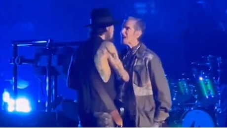 Rissa durante il concerto, Perry Farrell dei Jane’s Addiction aggredisce il chitarrista Dave Navarro - Il video