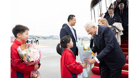 Viaggio in Cina, il presidente Mattarella arriva all’aeroporto di Hangzhou