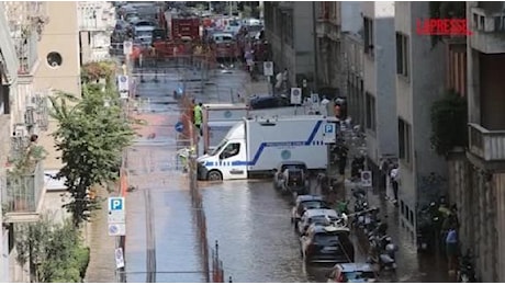 Milano, si allaga strada in via Fontana: 400 famiglie senz'acqua