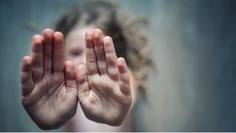 Undicenne stuprata a Mestre: arrestato Massimiliano Mulas, con precedenti condanne di violenza, tradito dal suo marsupio