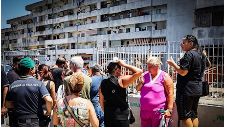Morti a Scampia, la rivelazione choc dei residenti sui ballatoi: Tremavano da mesi, l'attacco al sindaco