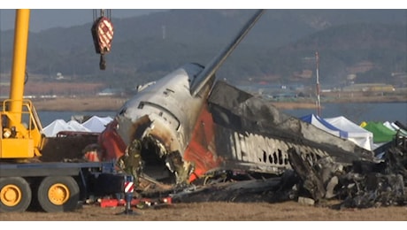 IL VIDEO. Proseguono le indagini per il disastro aereo in Corea del sud