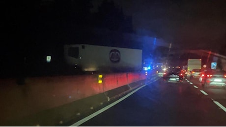 Camion intraversato in FiPiLi, tratto chiuso verso Livorno. Code e disagi