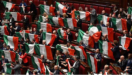 Autonomia, il governo boccia la mozione delle opposizioni: protesta con tricolori e inno di Mameli