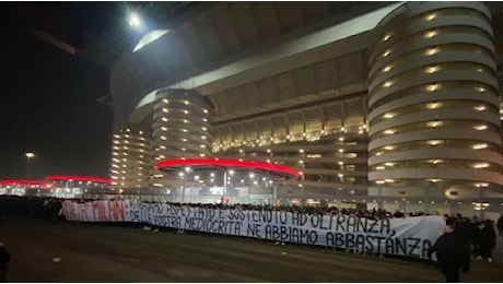 FOTO MN - La contestazione continua fuori San Siro: Società MIlan: vi abbiamo aspettato e sostenuto a oltranza, della vostra mediocrità ne abbiamo abbastanza