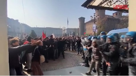 Studenti in piazza a Torino, scontri con la polizia: 15 agenti al Pronto soccorso