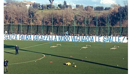 Allenamento Lazio, striscione della Nord: «Senza paura ragazzi». La carica dei tifosi verso il Derby