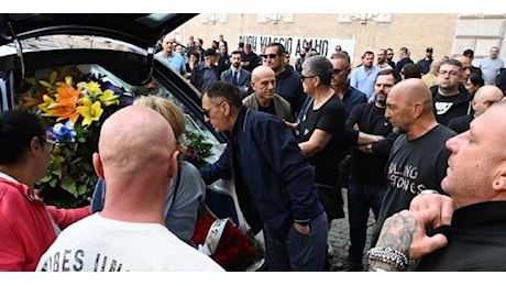 Adamo Dionisi, al funerale dell'attore-capo ultrà è parata di vip. Foto e video