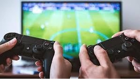 Il figlio bestemmia mentre gioca alla Play Station: la vicina esasperata accoltella la madre