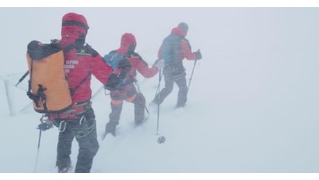 Dispersi sul Gran Sasso da oltre 24 ore: le ricerche sono ancora sospese a causa del maltempo. Sono arrivati in Abruzzo in familiari dei due escursionisti romagnoli