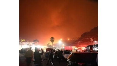 Incendi a Los Angeles, dichiarato stato emergenza: evacuazione per 30mila persone