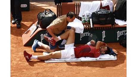 Novak Djokovic sarà operato al menisco e salterà Wimbledon. Obiettivo Parigi 2024