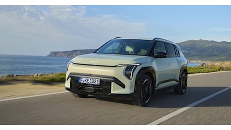 Kia Ev3, la prova sulle strade europee. Il suv compatto offre confort, tecnologie e percorrenze di auto più grandi