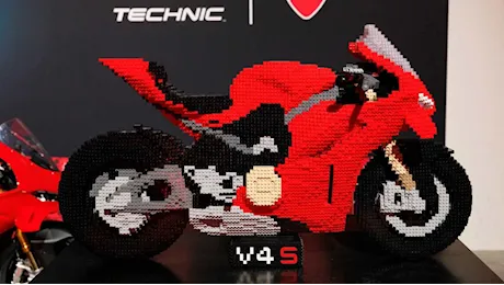 LEGO e Ducati celebrano la Panigale V4 S con un modello in scala reale