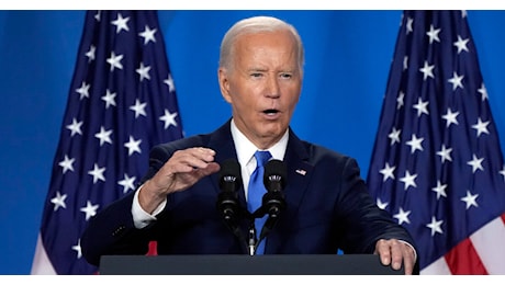 Usa, Biden non molla e allunga l’agonia dem: “Resto candidato, voglio finire il mio lavoro”. Ma chiama Zelensky “Putin” e Harris “Trump”