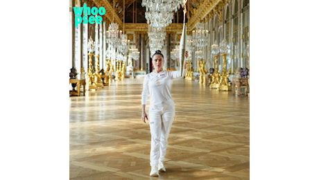 Salma Hayek illumina la Reggia di Versailles con la fiamma olimpica: “Orgogliosa di rappresentare lo spirito duraturo delle Olimpiadi”
