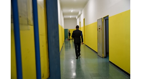 Spedizione punitiva in carcere: lobo tagliato e braccio rotto a detenuto ad Avellino