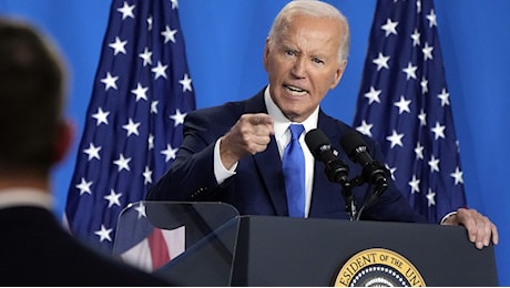 Biden chiude il summit Nato tra sostegno a Kiev e gaffe: confonde Zelensky con Putin