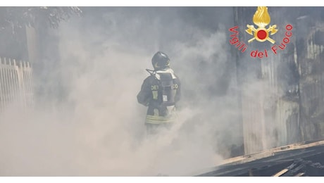 VIDEO - Reggio, capannone in fiamme, la struttura collassa. Evacuate 40 famiglie preventivamente