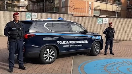 Delmastro e la nuova auto della Polizia penitenziaria: «Provo un'intima gioia all'idea di far sapere che non lasciamo respirare chi sta dietro quel vetro oscurato»