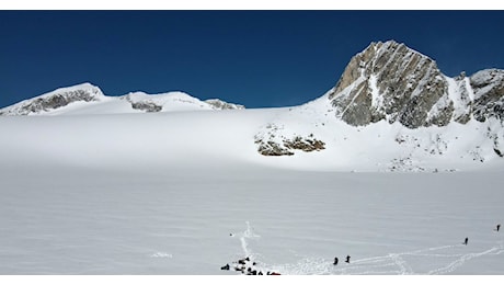 Alpinisti inglesi scomparsi sull’Adamello: trovato il corpo di uno dei due, proseguono le ricerche